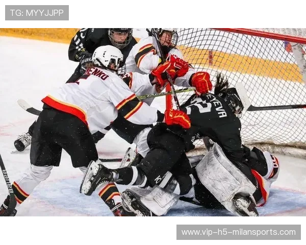 冰球运动员被撞出场外后冷静回归继续打