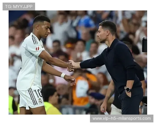 巴黎坚持围绕核心制造威胁,姆巴佩无球跑动极佳